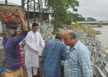 পাহাড়ি ঢলের তাণ্ডবে লন্ডভন্ড মাতামুহুরী নদীর বেড়িবাঁধ সংস্কারের উদ্যোগ