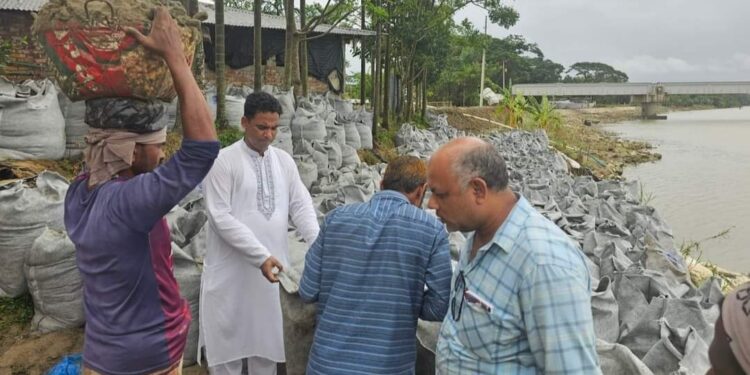 পাহাড়ি ঢলের তাণ্ডবে লন্ডভন্ড মাতামুহুরী নদীর বেড়িবাঁধ সংস্কারের উদ্যোগ 1 পাহাড়ি ঢলের তাণ্ডবে লন্ডভন্ড মাতামুহুরী নদীর বেড়িবাঁধ সংস্কারের উদ্যোগ