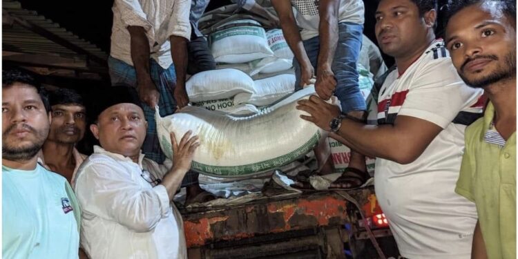 ট্রাকভর্তি চাল নিয়ে ঈদগাঁও’র বন্যার্তদের মাঝে ছুটে গেলেন এমপি কমল