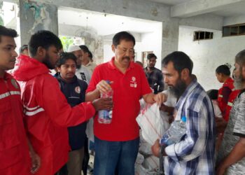 বান্দরবানে বন্যা দুর্গতদের পাশে পার্বত্য চট্টগ্রাম বিষয়ক মন্ত্রী বীর বাহাদুর