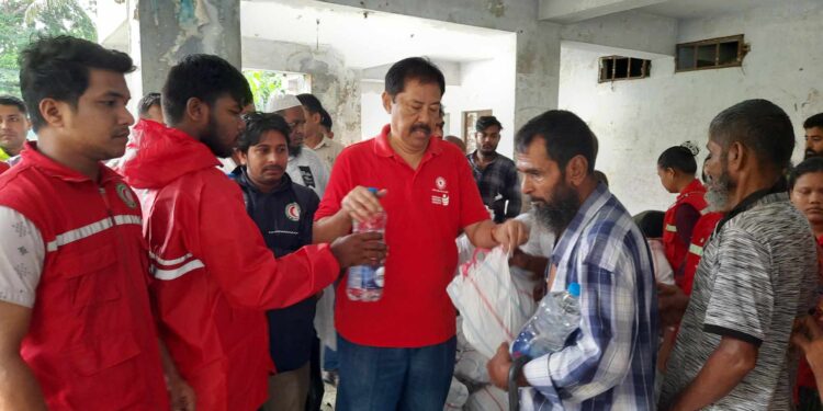 বান্দরবানে বন্যা দুর্গতদের পাশে পার্বত্য চট্টগ্রাম বিষয়ক মন্ত্রী বীর বাহাদুর
