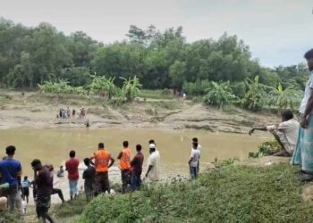 ঈদগাঁও খালে নিখোঁজ যুবকের সন্ধানে ডুবরী দল
