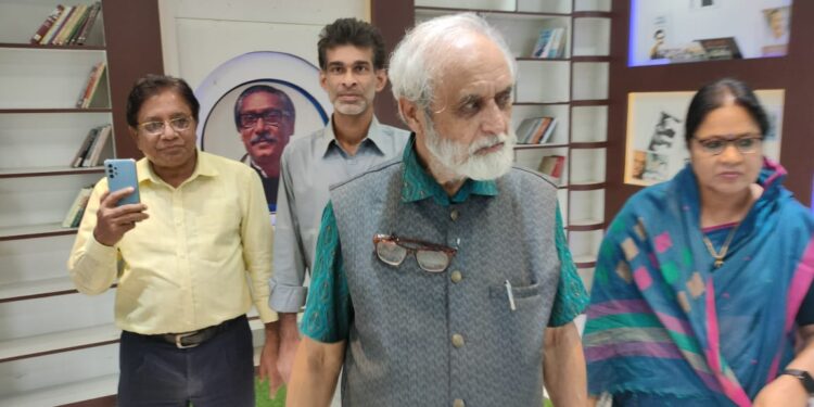 ঈদগাহ আদর্শ উচ্চ বিদ্যালযে বাংলা একাডেমীর মহাপরিচালক 1 ঈদগাঁও খালে নিখোঁজ যুবকের সন্ধানে ডুবরী দল