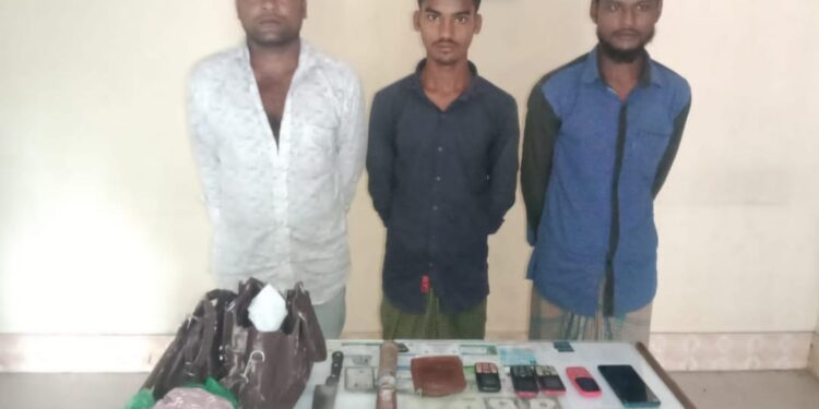 চকরিয়ায় সিএনজি থামিয়ে ছিনতাই, আটক ৩ 1 চকরিয়ায় সিএনজি থামিয়ে ছিনতাই, আটক ৩