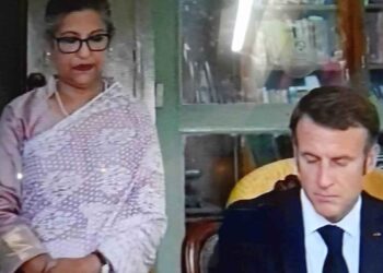 বঙ্গবন্ধুর প্রতিকৃতিতে ফরাসি প্রেসিডেন্টের শ্রদ্ধা