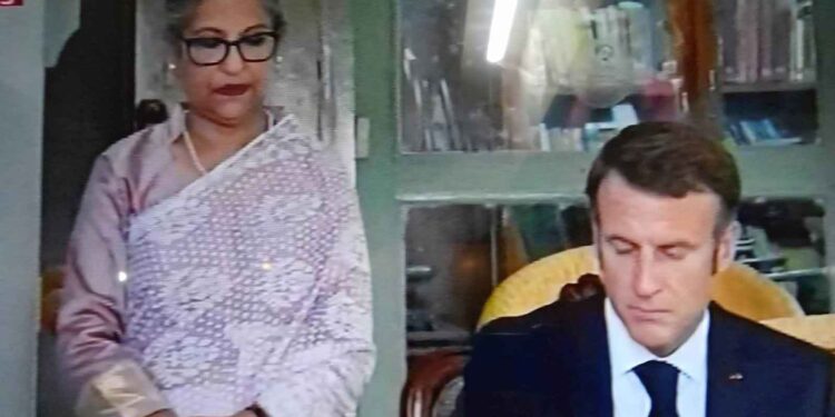 বঙ্গবন্ধুর প্রতিকৃতিতে ফরাসি প্রেসিডেন্টের শ্রদ্ধা