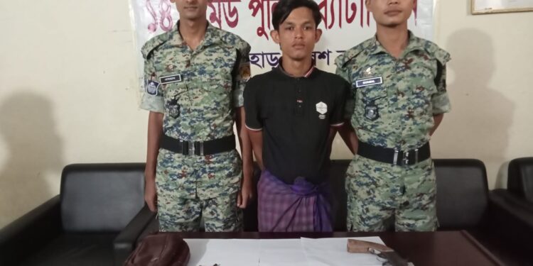 রোহিঙ্গা শিবিরে অস্ত্র ও গুলিসহ যুবক গ্রেফতার 1 রোহিঙ্গা শিবিরে অস্ত্র ও গুলিসহ যুবক গ্রেফতার