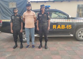 শিক্ষা মন্ত্রনালয়ের অফিসার পরিচয়ে চাঁদাবাজিকালে আটক -১