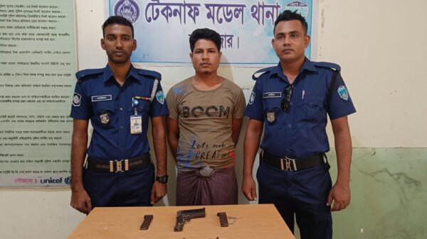 টেকনাফে অস্ত্রসহ রোহিঙ্গা সন্ত্রাসী আটক 1 টেকনাফে অস্ত্রসহ রোহিঙ্গা সন্ত্রাসী আটক