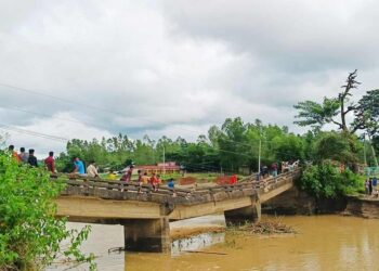 চকরিয়ায় হামুনের তান্ডবে বিধ্বস্ত ঘরবাড়ি, গাছ চাপায় নিহত ১, ধসে পড়েছে সেতু