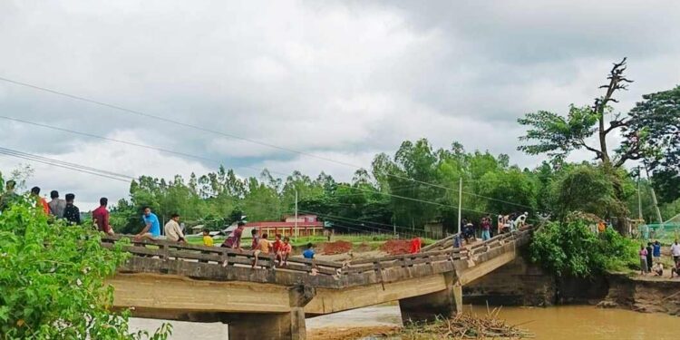 চকরিয়ায় হামুনের তান্ডবে বিধ্বস্ত ঘরবাড়ি, গাছ চাপায় নিহত ১, ধসে পড়েছে সেতু 1 চকরিয়ায় হামুনের তান্ডবে বিধ্বস্ত ঘরবাড়ি, গাছ চাপায় নিহত ১, ধসে পড়েছে সেতু