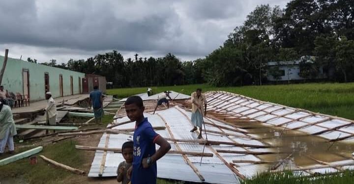 ঘুর্ণিঝড় হামুনের তাণ্ডবে উড়ে গেছে বিদ্যালয়ের ছাউনি