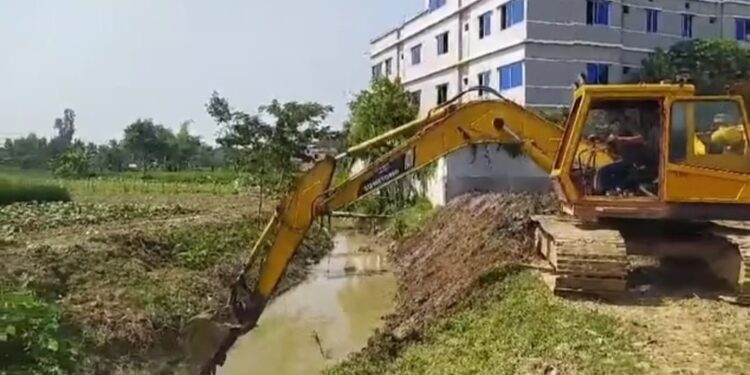 চকরিয়ায় ভরাট ছড়াখাল খনন, বন্যা থেকে নিস্তার পাচ্ছেন ৪৫ হাজার মানুষ 1 চকরিয়ায় ভরাট ছড়াখাল খনন, বন্যা থেকে নিস্তার পাচ্ছেন ৪৫ হাজার মানুষ