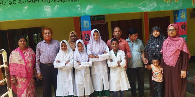 কাজিরপাড়া সরকারি প্রাথমিক বিদ্যালয়ের কোমলমতি শিক্ষার্থীরা এখন খুদে চিকিৎসক