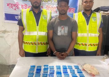 উখিয়ায় ইয়াবা সহ যুবক আটক : কাভার্ড ভ্যান জব্দ
