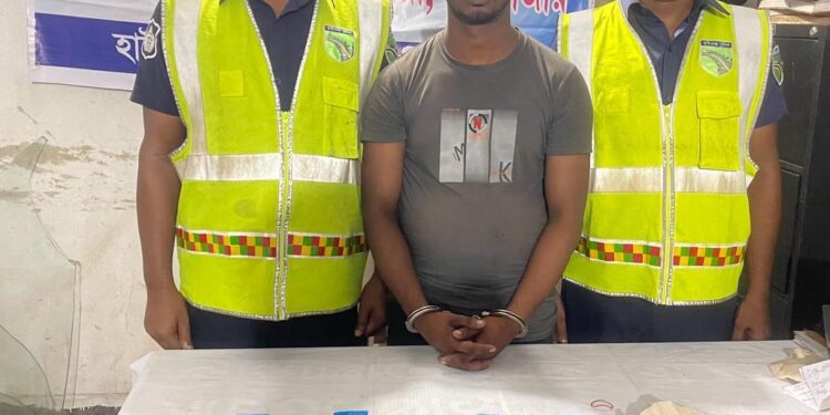 উখিয়ায় ইয়াবা সহ যুবক আটক : কাভার্ড ভ্যান জব্দ