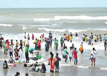 কক্সবাজার সমুদ্রসৈকতে তিল ধারনের ঠাঁই নেই