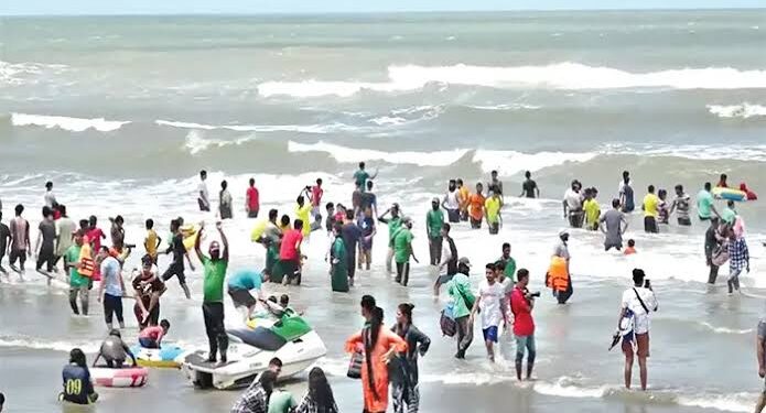কক্সবাজার সমুদ্রসৈকতে তিল ধারনের ঠাঁই নেই