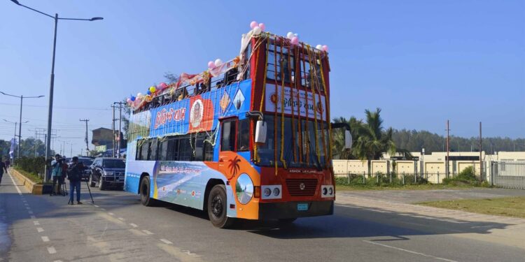 কক্সবাজারে চালু হল ছাদখোলা ট্যুরিষ্ট বাস 1 কক্সবাজারে চালু হল ছাদখোলা ট্যুরিষ্ট বাস