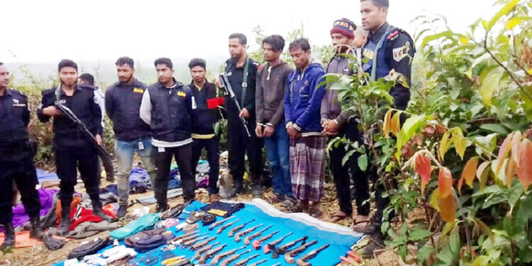 রোহিঙ্গা ক্যাম্পে র‌্যাবের অভিযানে বিপুল অস্ত্র উদ্ধার
