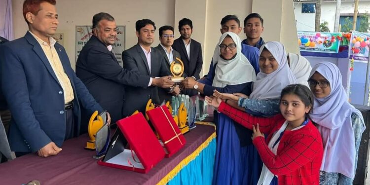 চকরিয়ায় বিজ্ঞান ও প্রযুক্তি মেলার সমাপনী দিনে খুদে বিজ্ঞানীদের মাঝে পুরস্কার ক্রেস্ট বিতরণ