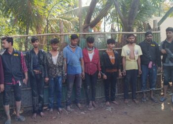 কক্সবাজার উপকূলে অস্ত্র-গোলাবারুদসহ ৬ জলদস্যু আটক
