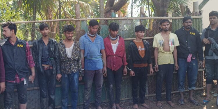 কক্সবাজার উপকূলে অস্ত্র-গোলাবারুদসহ ৬ জলদস্যু আটক