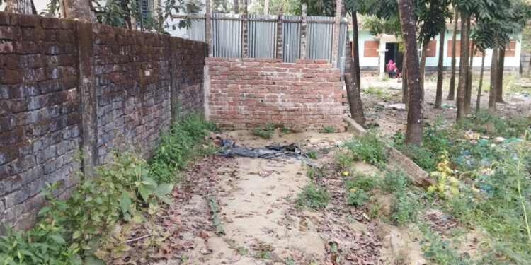 চকরিয়ায় স্বপ্নপুরী এলাকায় ৩৪ বছরের  চলাচল সড়ক বন্ধ করে দেয়ার অভিযোগ