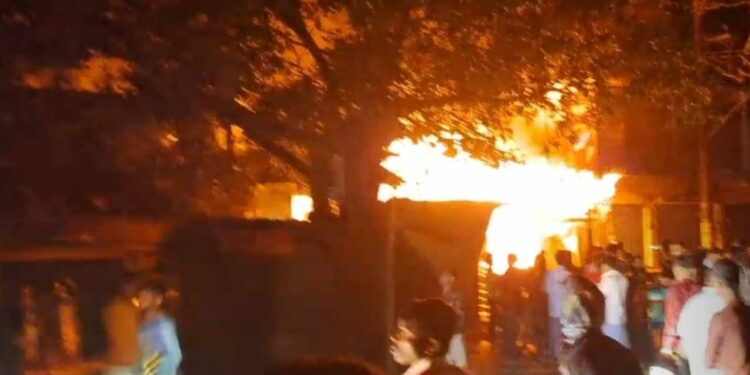 কক্সবাজারে আগুনে পুড়ল ২১ ব্যবসা প্রতিষ্টান 1 কক্সবাজারে আগুনে পুড়ল ২১ ব্যবসা প্রতিষ্টান