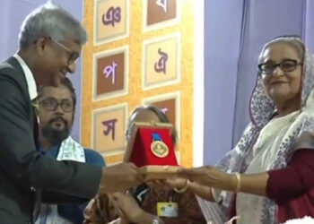 বাংলা একাডেমি সাহিত্য পুরস্কার ১৬ জনের হাতে তুলে দিলেন প্রধানমন্ত্রী
