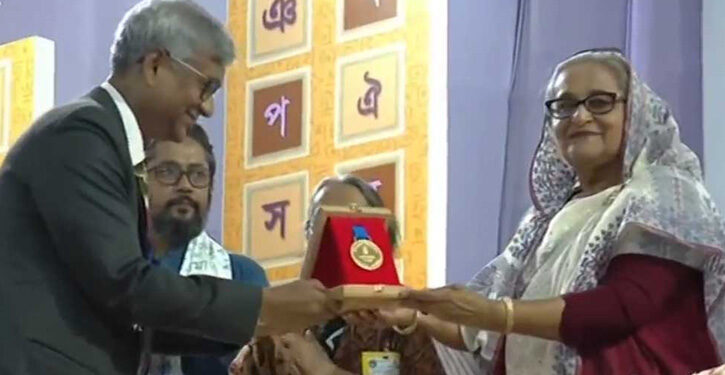 বাংলা একাডেমি সাহিত্য পুরস্কার ১৬ জনের হাতে তুলে দিলেন প্রধানমন্ত্রী 1 বাংলা একাডেমি সাহিত্য পুরস্কার ১৬ জনের হাতে তুলে দিলেন প্রধানমন্ত্রী