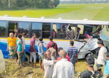 চকরিয়া হারবাং লালব্রিজ এলাকায় মিনিবাস ও ওষুধ  কোম্পানির কাভার্ড ভ্যানের সংঘর্ষে নিহত ৪,  আহত ৮