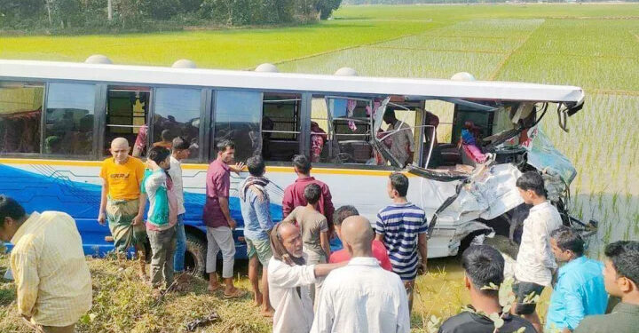 চকরিয়া হারবাং লালব্রিজ এলাকায় মিনিবাস ও ওষুধ কোম্পানির কাভার্ড ভ্যানের সংঘর্ষে নিহত ৪, আহত ৮ 1 চকরিয়া হারবাং লালব্রিজ এলাকায় মিনিবাস ও ওষুধ কোম্পানির কাভার্ড ভ্যানের সংঘর্ষে নিহত ৪, আহত ৮