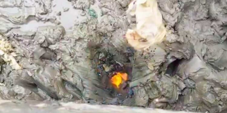 পেকুয়ায় লবণ মাঠে গ্যাসের সন্ধান