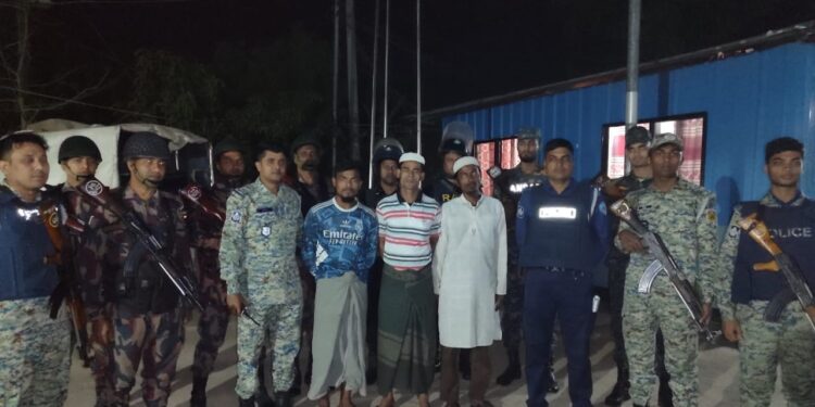 উখিয়ায় গুলিসহ ৫ রোহিঙ্গা দুর্বৃত্ত গ্রেফতার