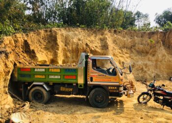 উখিয়ায় পাহাড় কাটার দায়ে মিনি ট্রাক জব্দ