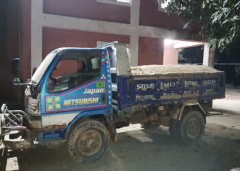 পেকুয়ায় বনবিভাগের অভিযানে বালু ভর্তি ডাম্প ট্রাক জব্দ