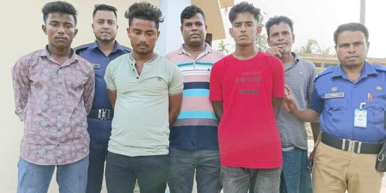 চকরিয়ায় শালিসি বৈঠকে দুই মহিলাকে ছুরিকাঘাত, পালিয়ে যাবার পথে আটক -৫ 1 চকরিয়ায় শালিসি বৈঠকে দুই মহিলাকে ছুরিকাঘাত, পালিয়ে যাবার পথে আটক -৫