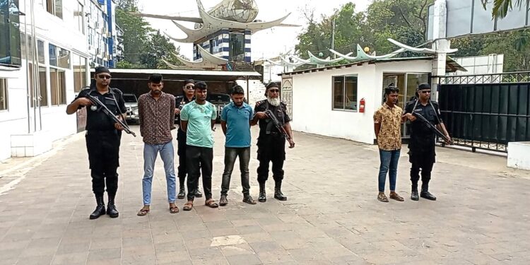অস্ত্রের বিনিময়ে মাদকের লেনদেন,  আটক ৪