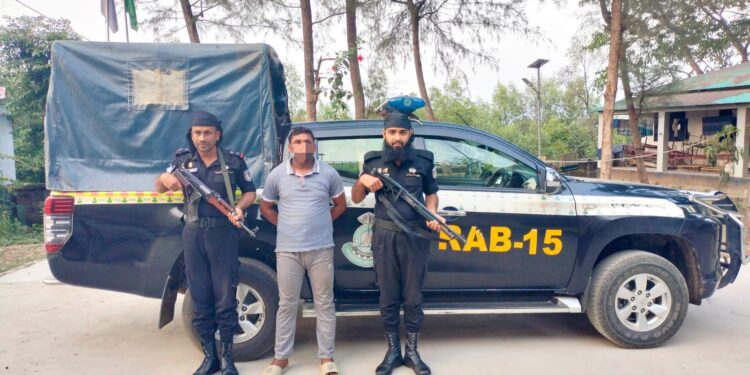 টেকনাফে অস্ত্র কারবারি গ্রেপ্তার