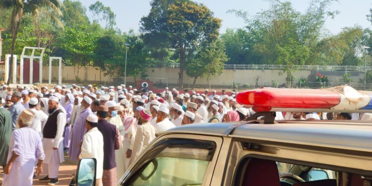 ঈদগাঁওতে মাওলানা আব্বাসের জানাজায় মুসল্লির ঢল