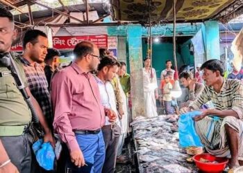 বড় মহেশখালী নতুন বাজারে  অধিক মূল্যে পণ্য বিক্রি করায় গুনতে হলো জরিমানা 