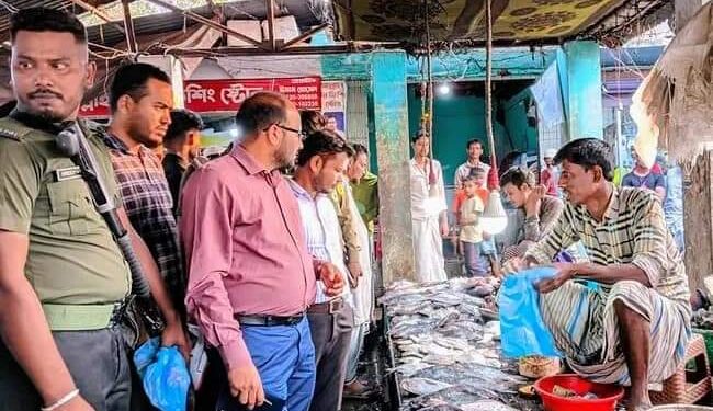বড় মহেশখালী নতুন বাজারে  অধিক মূল্যে পণ্য বিক্রি করায় গুনতে হলো জরিমানা 