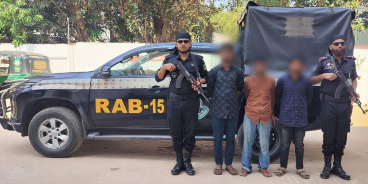 টেকনাফে পাচারের আগে ধরা পড়ল অকটেন, ৩ পাচারকারী আটক 1 টেকনাফে পাচারের আগে ধরা পড়ল অকটেন, ৩ পাচারকারী আটক