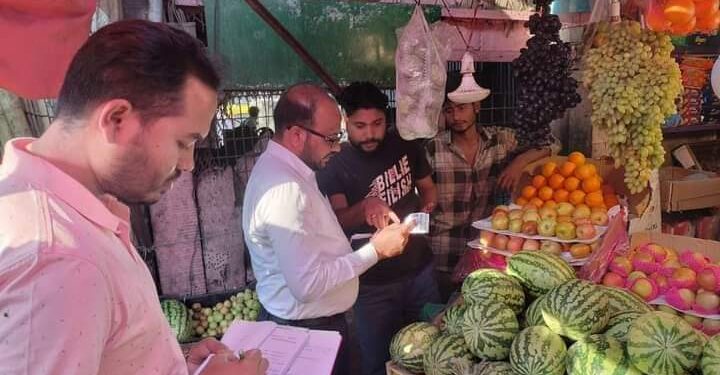 মহেশখালীতে বেশি দামে খেজুর বিক্রি করায় দোকানদার'কে গুনতে হয়েছে জরিমানা 1 মহেশখালীতে বেশি দামে খেজুর বিক্রি করায় দোকানদার’কে গুনতে হয়েছে জরিমানা