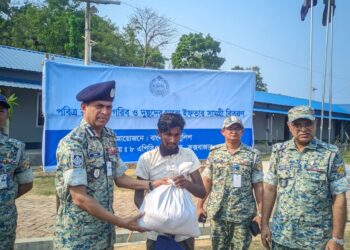 উখিয়ায় দুস্থ রোহিঙ্গাদের ইফতার সামগ্রী বিতরণ করলেন এপিবিএন