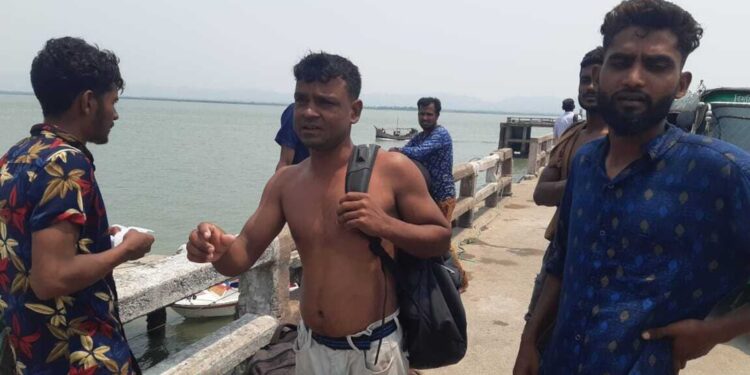 নদীতে ১৯ যাত্রী নিয়ে ডুবে গেল স্পিডবোট 1 নদীতে ১৯ যাত্রী নিয়ে ডুবে গেল স্পিডবোট