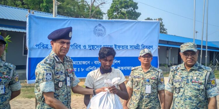 উখিয়ায় দুস্থ রোহিঙ্গাদের ইফতার সামগ্রী বিতরণ করলেন এপিবিএন