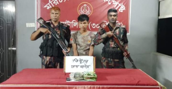 যাত্রী বেশে মাদক পাচারকালে মাদক কারবারি আটক