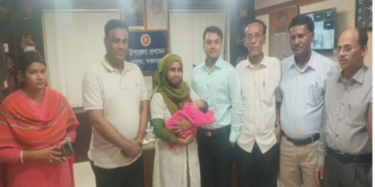 পেকুয়ায় উদ্ধারকৃত নবজাতককের দায়িত্ব নিলেন স্টাফ নার্স মিনারা 1 পেকুয়ায় উদ্ধারকৃত নবজাতককের দায়িত্ব নিলেন স্টাফ নার্স মিনারা